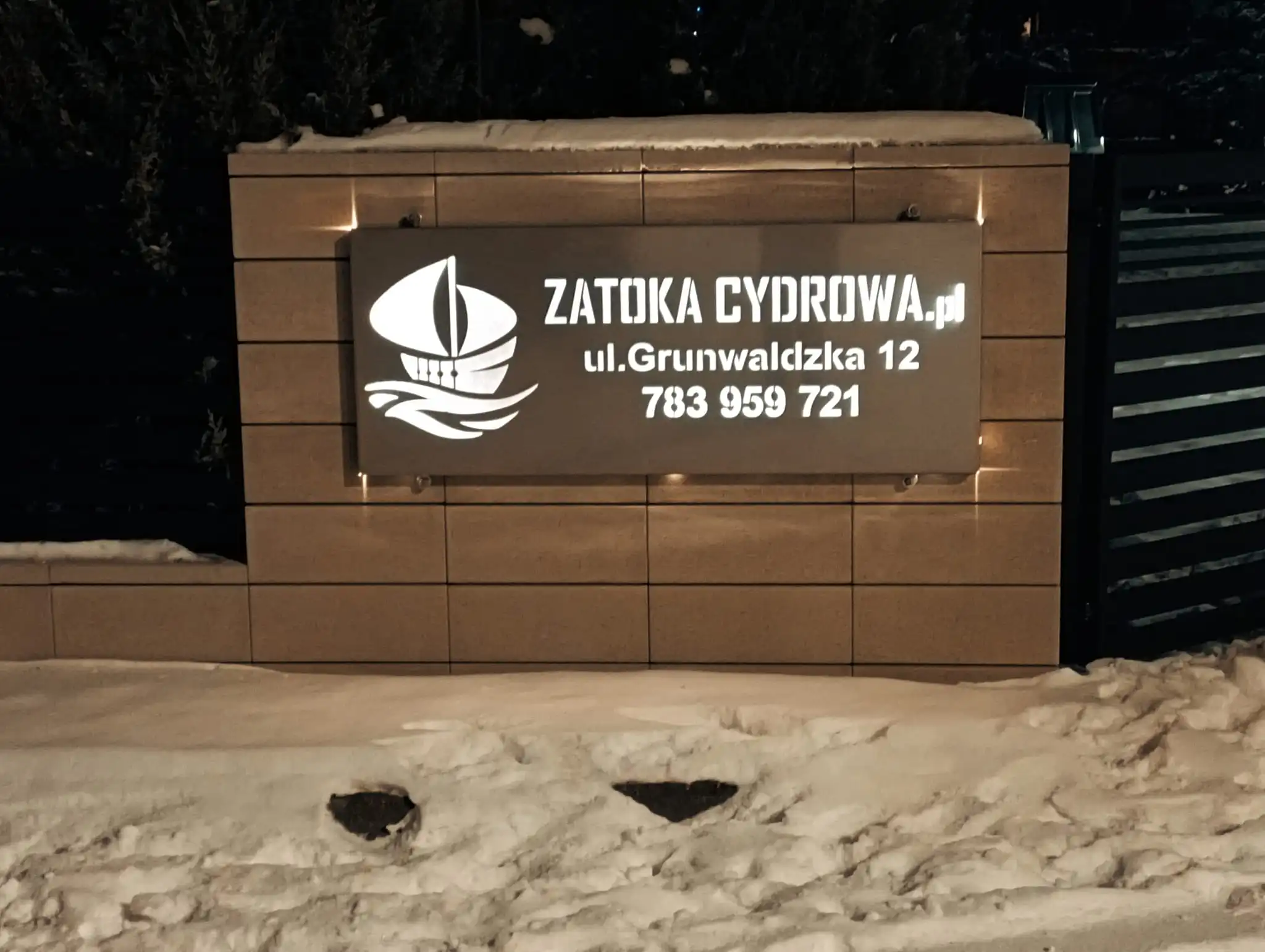 Podświetlony szyld Zatoki Cydrowej przy wjeździe, ul. Grunwaldzka 12