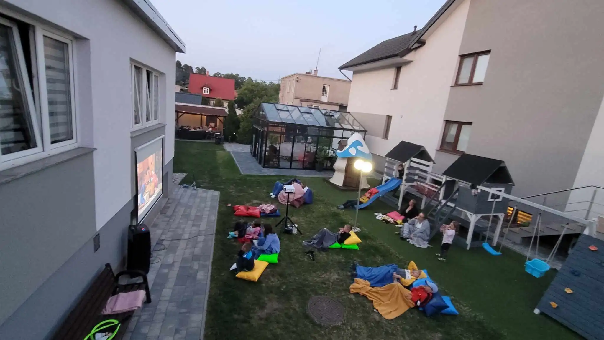 Kino letnie w ogrodzie Zatoki Cydrowej